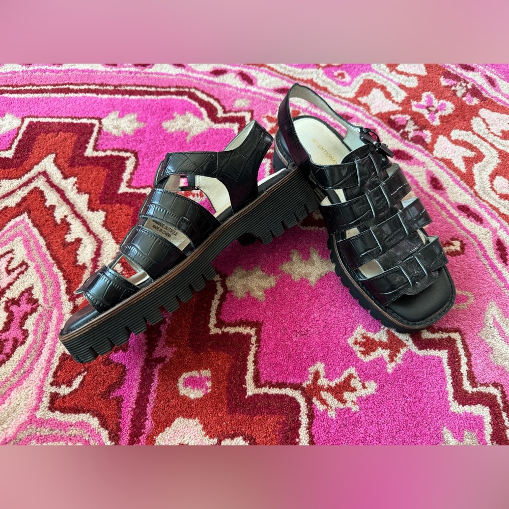 {{SOLD}} Intentionally Blank Leather Croc chunky Fisherman sandals Size 5